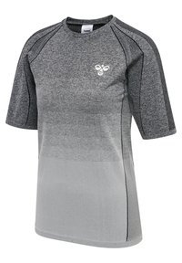 Szary sportowy t-shirt z krótkim rękawem wykonany z fakturowanej tkaniny. Posiada poziome paski, czarne obszycie po bokach oraz małe logo na piersi.