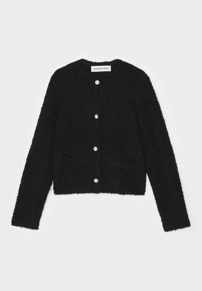 Cardigan noir en peluche avec un col rond, des manches longues et cinq boutons à l'avant. Il présente deux poches avant et un design court.