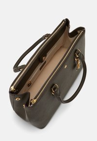 Mörkgrön läderhandväska med guldfärgad hardware, dragkedjestängning och dubbla handtag. Interiören har en beige fodring och flera fack.