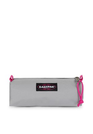 Estuche rectangular gris para lápices con tirador de cremallera rosa, asa en forma de lazo rosa y parche con el logo negro de EASTPAK centrado en la parte delantera.