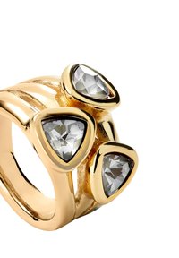 Bague en or ornée de trois pierres précieuses triangulaires et transparentes montées sur des sertissages en or lisse, avec un anneau plus large et un design courbé.