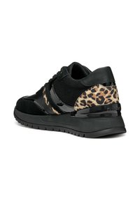 Scarpa sportiva nera con tomaia in rete, dettagli in suede e stampa leopardata, sovrapposizioni lucide e suola in gomma testurizzata.