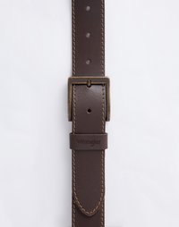 Cinturón de cuero marrón con hebilla de metal cepillado, presenta costuras en contraste, múltiples agujeros de ajuste y la marca "Wrangler".