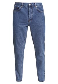Pantalones vaqueros de mezclilla azul claro con corte recto, dise�ño de cinco bolsillos y un desgaste sutil. Presenta un cierre de cremallera y botón de metal.
