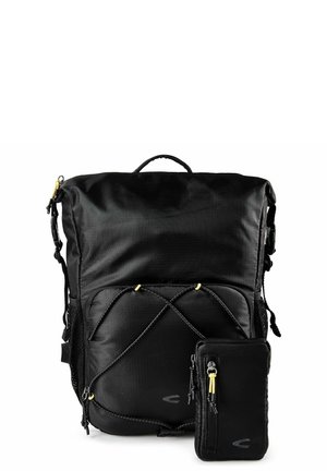 Mochila negra en forma de cuadrado con cuerdas elásticas frontales y un pequeño bolsillo con cremallera a juego con tiradores amarillos.