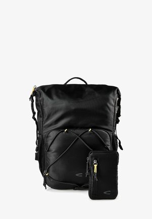 Schwarzer, quadratischer Rucksack mit elastischen Bändern auf der Vorderseite und einer passenden kleinen Reißverschlusstasche mit gelben Reißverschlusslaschen.