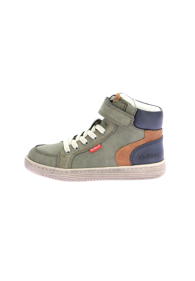 Sneaker alta con una combinazione di pelle verde oliva e blu navy, dettagli in tessuto marrone, cinturino regolabile e suola in gomma.