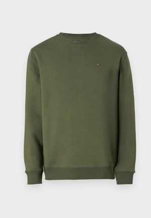 Olijf groene crewneck sweatshirt met lange mouwen, ribgebreide manchetten en zoom, en klein geborduurd vlaglogo op de linker borst.