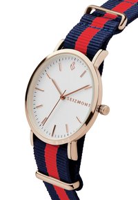 Runde hvite klokke med rosegull time markører, satt i et rosegull hus. Blå og rød stripete stoffrem med sølvfester.