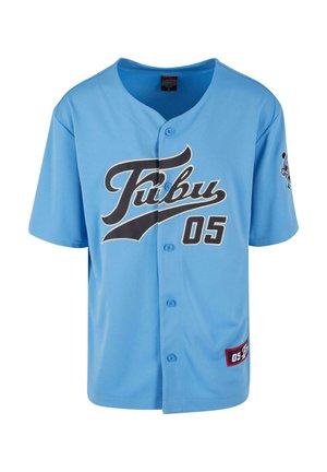 Tricou scurt cu mânecă scurtă, de culoare bleu deschis, cu închidere prin butoni, având text grafic negru "TUBU" și numărul "05". Include un accent cu logo pe mânecă.