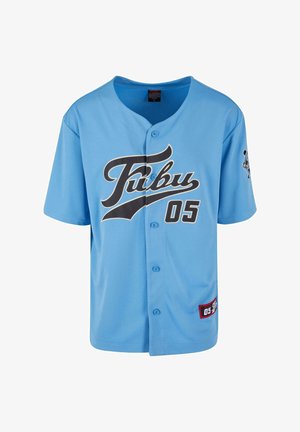 Lichtblauw T-shirt met korte mouwen en knoopsluiting, voorzien van zwarte grafische tekst "TUBU" en het nummer "05." Inclusief logoaccent op de mouw.