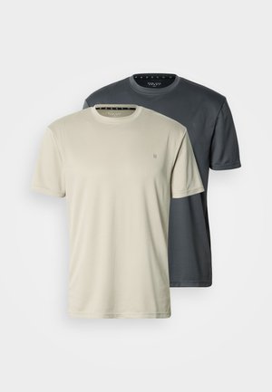 Två T-shirts med kort ärm: en i ljusbeige, en i mörkgrå. Båda har rundade kragar och en diskret logotyp på vänstra framsidan.