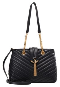 Musta tikattu käsilaukku, jossa on chevron-kuvio, kultaiset yksityiskohdat, ketjuolkaimet ja tupsuviimeistely. Varustettu yläkahvalla ja irrotettavalla hihnalla.