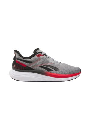 Grijze en rode sportieve hardloopschoen met zwarte accenten, witte zool en vetersluiting, zijaanzicht op witte achtergrond.