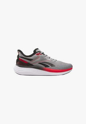 Scarpa da corsa atletica grigia e rossa con dettagli neri, suola bianca e design con lacci, vista laterale su sfondo bianco.