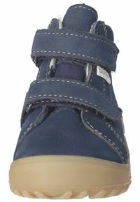 Marineblaue Kinderschuhe mit zwei verstellbaren Klettverschlüssen, strukturiertem Obermaterial, sosoftigem Gummisohle und weißen Akzenten auf den Nähten.
