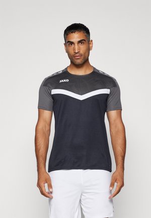 Donkerblauwe sportshirt met grijze accenten, witte chevrondesign, ronde halslijn en korte mouwen; heeft een stoftextuur en logo.
