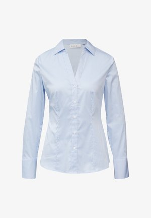 Camicia azzurro chiaro a righe con maniche lunghe, scollo a V, chiusura con bottoni e vestibilità sagomata. Caratterizzata da righe verticali e polsini a contrasto.