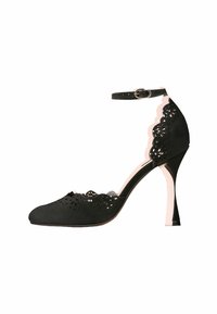 Sort ruskind stilet med ankelrem, bølgede kanter og blomsterudskæringer på overdelen. Lyserød detalje på hælen.