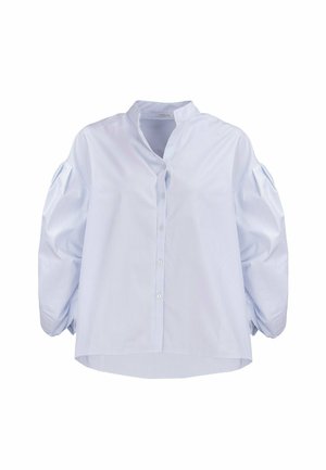 Lichtblauwe blouse met knopen, pofmouwen en een opstaande kraag, afgebeeld tegen een witte achtergrond.