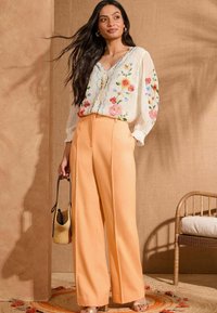 Love & Roses PETITE FIT - EMBROIDERED SCALLOP DETAIL - Bluza - ivory