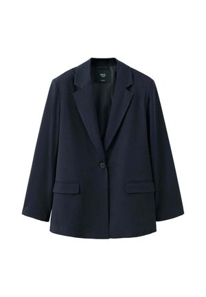 Blazer blu navy scuro a un bottone, maniche lunghe, rever a lancia e tasche anteriori con pattina, mostrato su sfondo bianco.