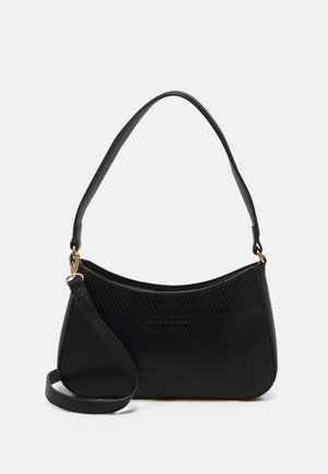 Borsa a spalla in pelle nera texture con hardware dorato, manico singolo in cima, tracolla lunga rimovibile e logo del brand lievemente impresso.