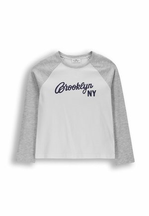 Biała i szara koszulka z długim rękawem, z nadrukiem „Brooklyn NY” w ciemnoniebieskim kolorze z przodu.