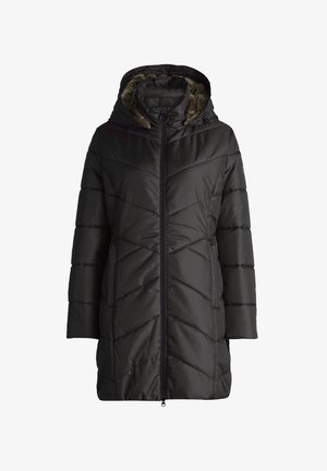 Manteau rembourré noir isolé avec capuche, présentant un design en chevrons matelassé, fermeture éclair à l'avant et doublure en fausse fourrure autour du cou.
