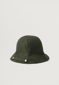 Chapéu verde de aba média, feito de tecido texturizado, com uma aba curva para baixo e dois botões metálicos na faixa da frente.