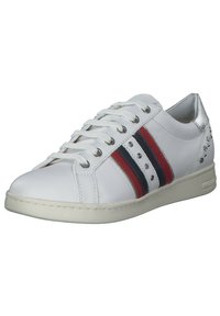 Zapatilla blanca con franjas rojas y marinas, detalles en plata, diseño con cordones, superficie texturizada, punta redondeada y detalles con tachuelas en el talón.