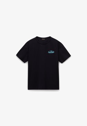 Juodas medvilnės marškinėliai su trumpomis rankovėmis, apvaliu iškirpimu ir mėlynu logotipu, atspausdintu kairiajame krūtinės pusėje. Lygus audinys, klasikinis siluetas.