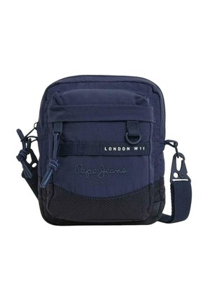 Bolso bandolera de color azul marino con un panel inferior texturizado, que incluye un bolsillo frontal con cremallera, una correa ajustable y un logo en relieve.