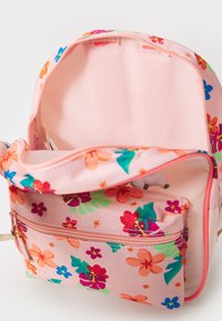 Rosa blommig ryggsäck med en blixtlåsförsedd framficka, som har livliga blommönster och slät tyg. Innanmätet är fodrat med en enfärgad rosa.