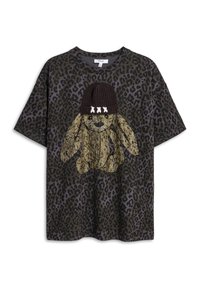 Schwarzes Leopardenmuster-T-Shirt mit einem goldenen Pailletten-Hasenmotiv, der eine braune gestrickte Mütze mit weißen Akzenten trägt. Klassischer Rundhalsausschnitt.