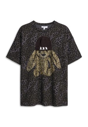 Zwarte t-shirt met luipaardprint, versierd met een goud-geglitterd konijnontwerp dat een bruin gebreide beanie met witte accenten draagt. Standaard ronde hals.