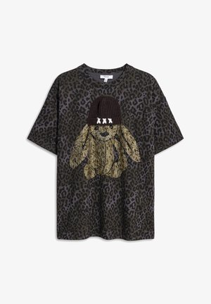 Schwarzes Leopardenmuster-T-Shirt mit einem goldenen Pailletten-Hasenmotiv, der eine braune gestrickte Mütze mit weißen Akzenten trägt. Klassischer Rundhalsausschnitt.