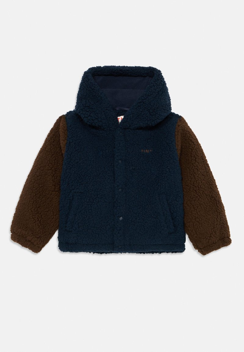 Navyblaue und braune Fleece-Hoodiejacke mit Druckknöpfen und Fronttaschen, strukturiert mit weichem Sherpa-Gewebe.