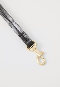 Cinturino in pelle nera con texture a stampa coccodrillo, dotato di clip e accessori in metallo dorato per una chiusura sicura.