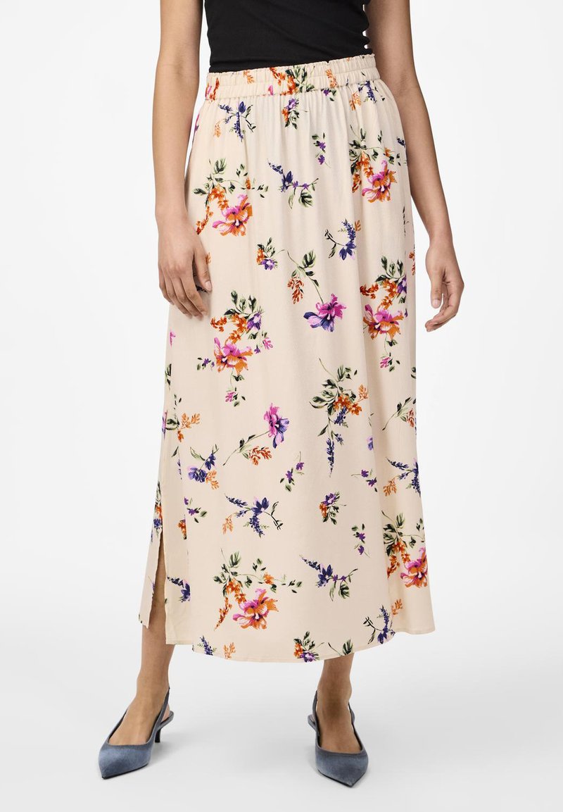 Jupe maxi florale en beige pâle, ornée de fleurs vibrantes en violet, orange et rose, dotée d'une taille élastique et d'une fente latérale.