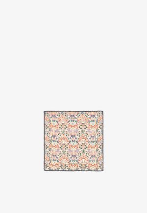 Sjaal met bloemenpatroon in zachte stof met een crèmekleurige achtergrond, versierd met kleurrijke bloemen en groene accenten, afgewerkt met rafelige randen.