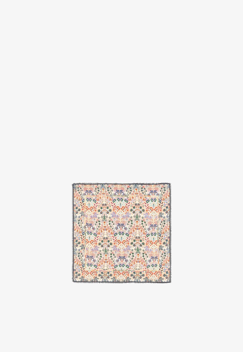Bufanda con estampado floral en tejido suave con fondo crema, presenta flores coloridas y toques verdes, terminada con bordes deshilachados.