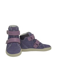 Fioletowe zamszowe buty wysokie z dwoma szerokimi paskami na rzep, jasna gumowa podeszwa oraz kontrastujące białe przeszycia. Gładka faktura z wzmocnionym wsparciem kostki.