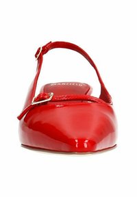 Scarpa piatta in pelle verniciata rossa con punta affusolata e cinturino sottile alla caviglia, dotata di una piccola fibbia metallica per la regolazione.