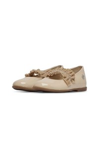 Beżowe lakierowane baleriny z falbaniastym aksamitnym detalem z przodu oraz małym metalowym akcentem z boku. Okrągły czubek i płaska podeszwa.