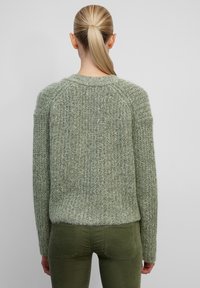 Grüner gestrickter Pullover mit einem strukturierten, groben Design. Verfügt über einen runden Ausschnitt, einen gerippten Saum und fallende Schulternähte.