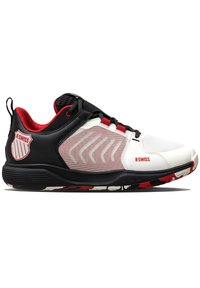 Męski but sportowy z białą i czarną cholewką, czerwonymi akcentami, siateczkowymi bokami i teksturowaną podeszwą. Posiada logo K-Swiss na pięcie.