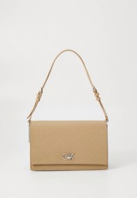 Calvin Klein ELONGATED SHOULDER BAG - Rokassoma - amphora mono