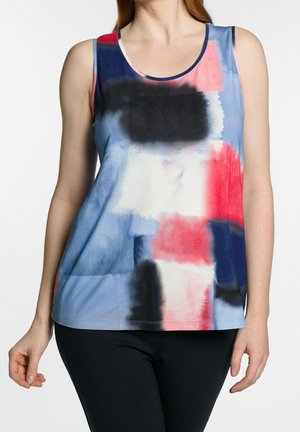 Bez rękawów, wielokolorowa koszulka z abstrakcyjnym wzorem akwarelowym w odcieniach niebieskiego, czerwonego, czarnego i białego. Miękka tkanina, okrągły dekolt.