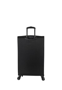 Maleta rígida negra con textura suave, asa retráctil, cuatro ruedas para movilidad y sin marcas ni patrones visibles.